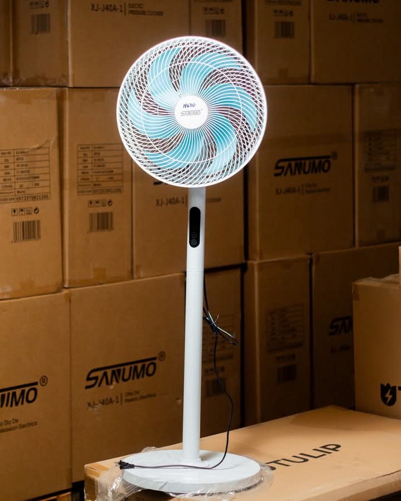 Ventilador de pedestal 16" Sanumo c/control remoto
