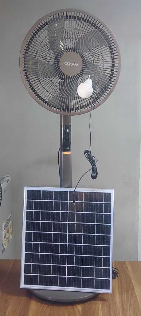 Ventilador Recargable Con Panel Solar y Bombillo Marca SANUMO